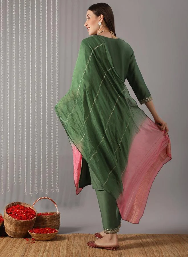 جلو باص مجموعة من كورتا مطرزة بياقة دائرية مع بنطال ووشاح متدرج